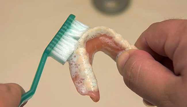 Как правильно хранить зубные протезы ночью и не только