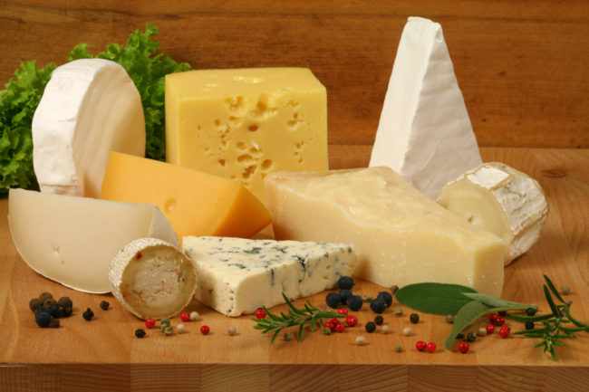 Как правильно хранить сыр разными способами?