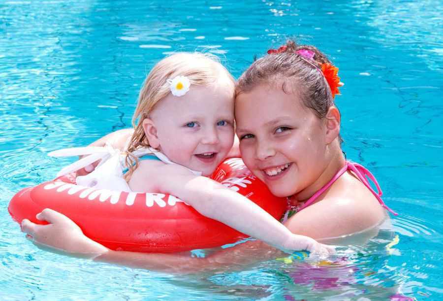 Как правильно подобрать ребенку детский надувной круг для купания?