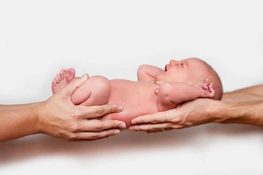 Как правильно держать новорождённого
