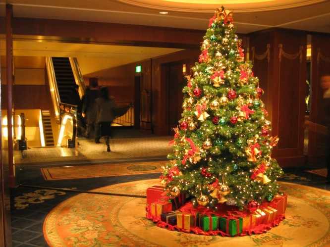 Как правильно украшать новогоднюю красавицу елку?