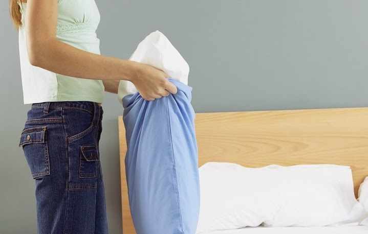 Как правильно стирать и сушить перьевые подушки дома?