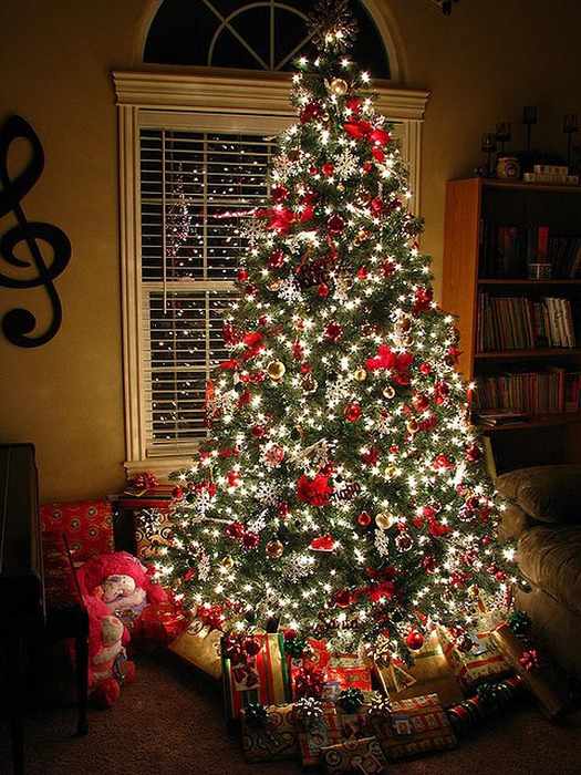 Как правильно украшать новогоднюю красавицу елку?
