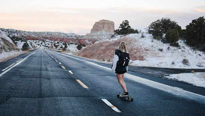 девушка на скейте на дороге