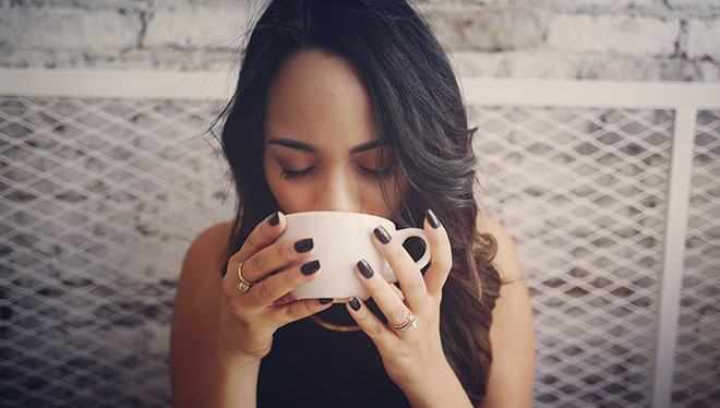 девушка пьет кофе с закрытыми глазами