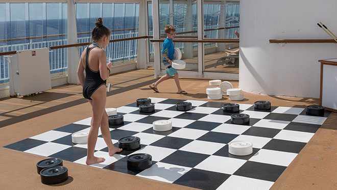 дети играют большими шашками