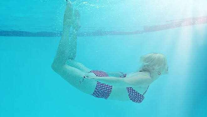 девушка в бассейне под водой