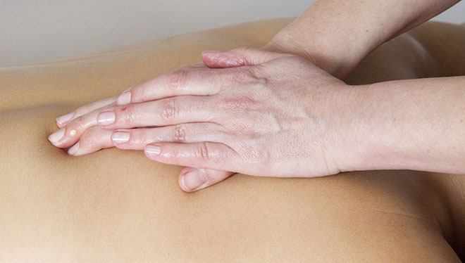 руки делают массаж спины